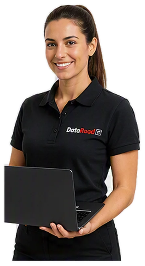 Femme souriante vêtue d'un polo DataRoad noir tenant un ordinateur portable, prête à aider.